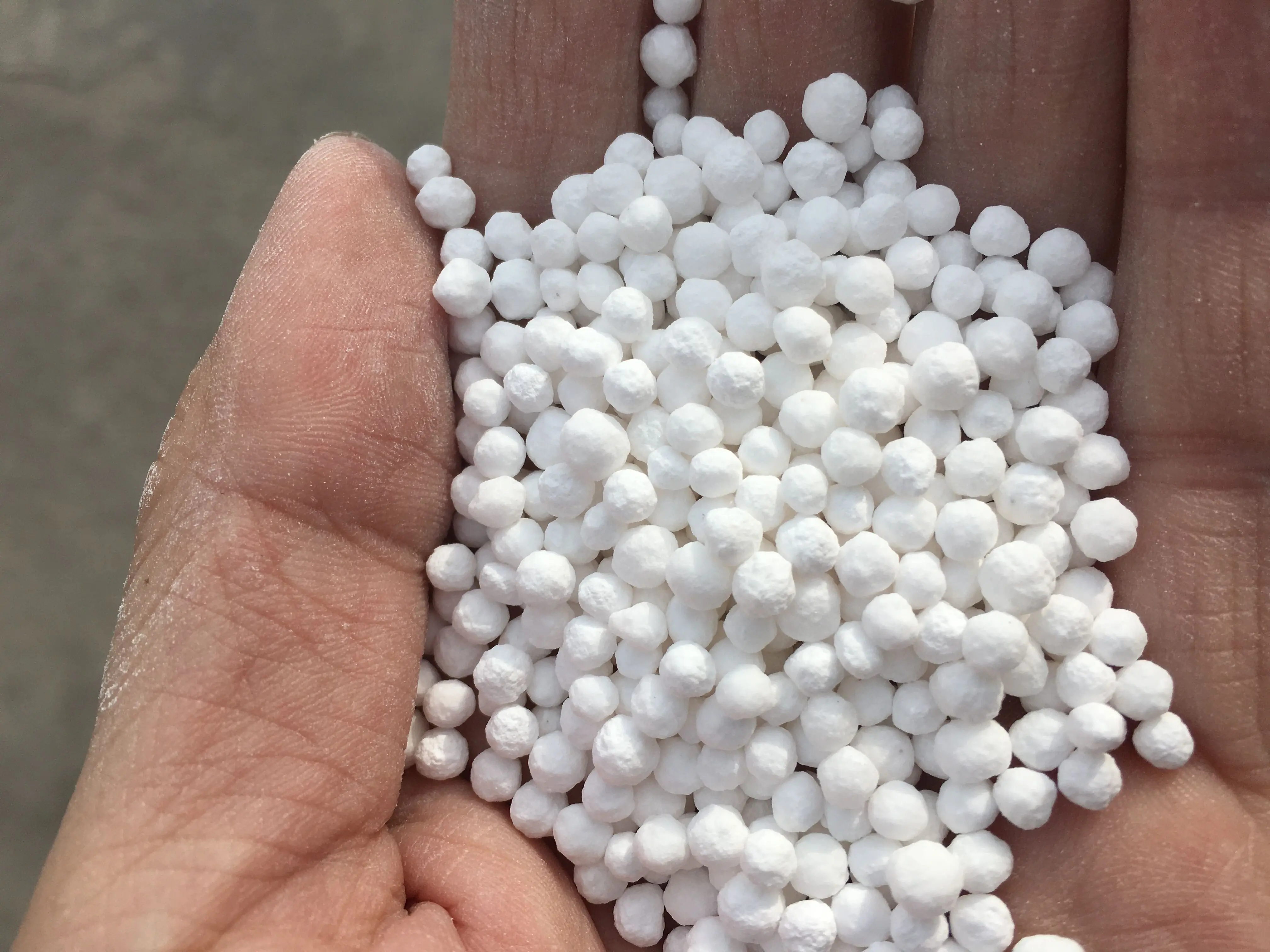 Calcium Chloride Dihydrate Balls product photo 1